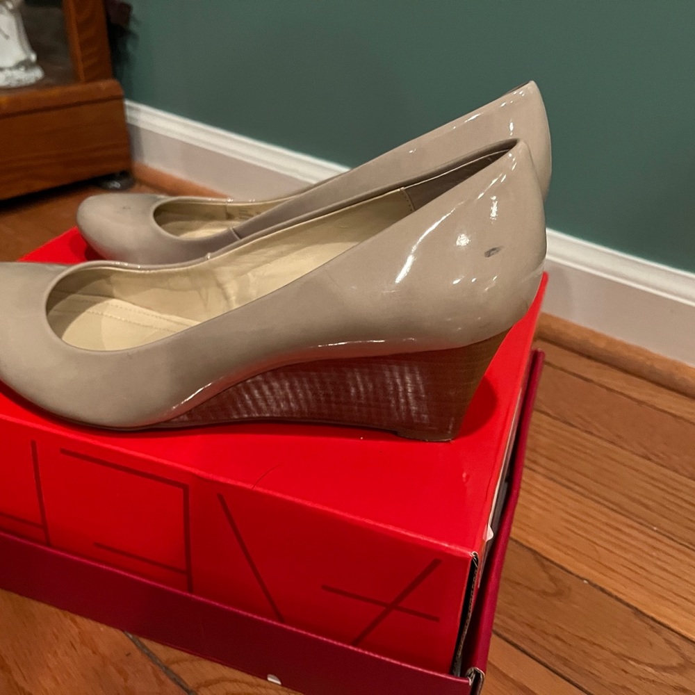 Ladies cream colored wedge pops with wooden base Calvin Klein very comfortable